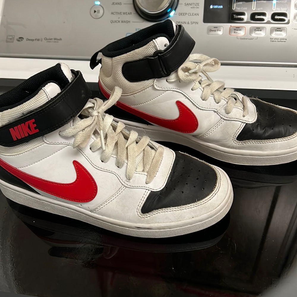 Nike boys high tops. Worn 5-10 times.